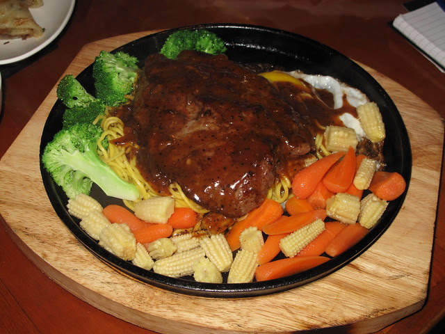 Taiwanese style steak with black pepper sauce - 黑胡椒鐵板牛排