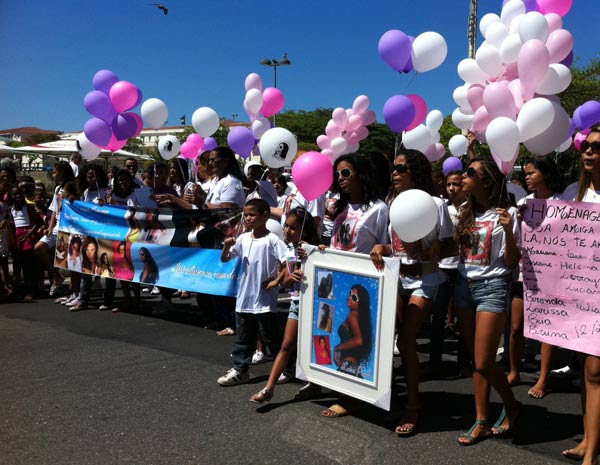 Amigos e colegas da Escola Tasso da SIlveira levam balões e fotos de Luiza na passeata em Copacabana (Foto: Lilian Quaino/G1) Amigos e colegas da Escola Tasso da SIlveira levam balões e fotos de Luiza na passeata em Copacabana (Foto: Lilian Quaino/G1)