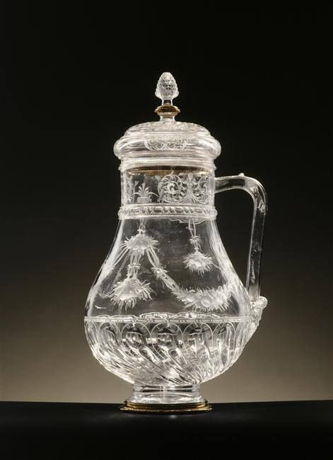 Aiguière en cristal de roche, provenant de la collection du cardinal de Richelieu, entrée dans la collection de Louis XIV entre 1681 et 1684 - La pierre a été taillée à la fin de l'époque médiévale et a reçu des scènes gravées au XVIe siècle à Milan – Monture: Milan , milieu du XVIe siècle – Paris, Musée du Louvre