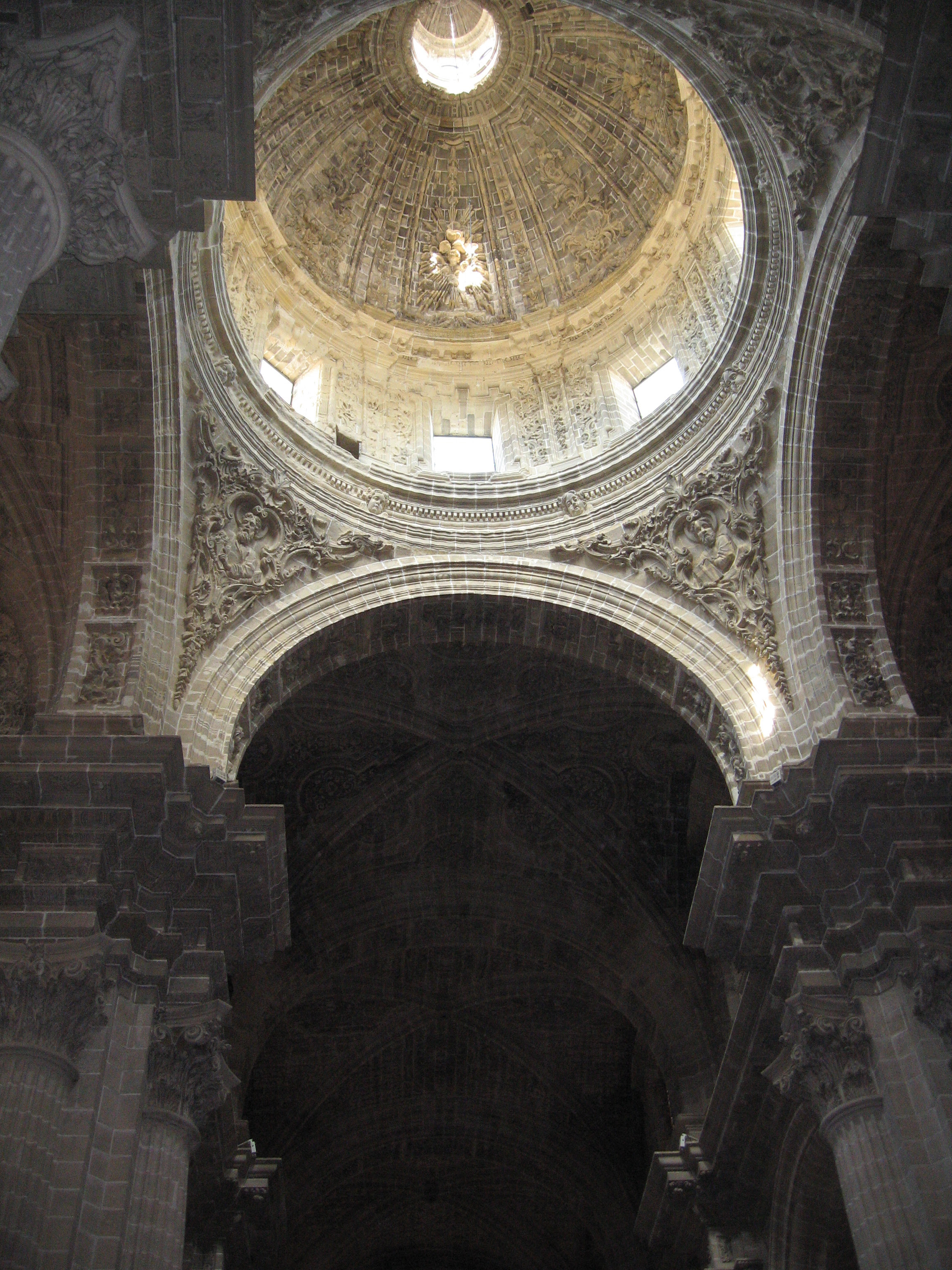 http://upload.wikimedia.org/wikipedia/commons/2/26/InteriorCatedralJerez.jpg
