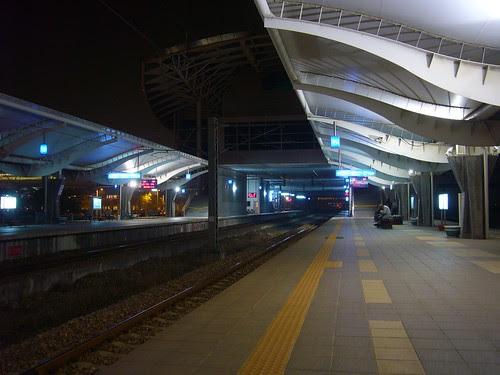 新烏日站月台夜景