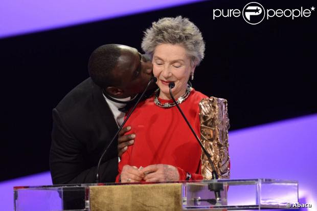 Omar Sy embrasse la grande Dame du cinéma Emmanuelle Riva récompensé du César de la meilleure actrice lors de la 38e cérémonie des César du Cinéma au Théâtre du Châtelet à Paris, le 22 février 2013.