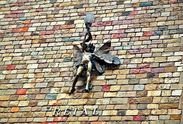 Reial Circle Artistic in Pignatelli Palace, Carrer dels Arcs 5, Portal del Angel, Barcelona (Small Figure on Brick Wall) [enlarge]
