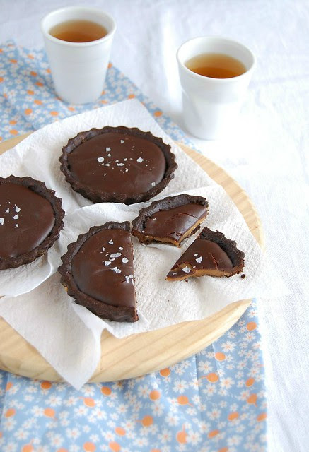Salted chocolate caramel tartlets / Tortinhas de chocolate e caramelo salgado