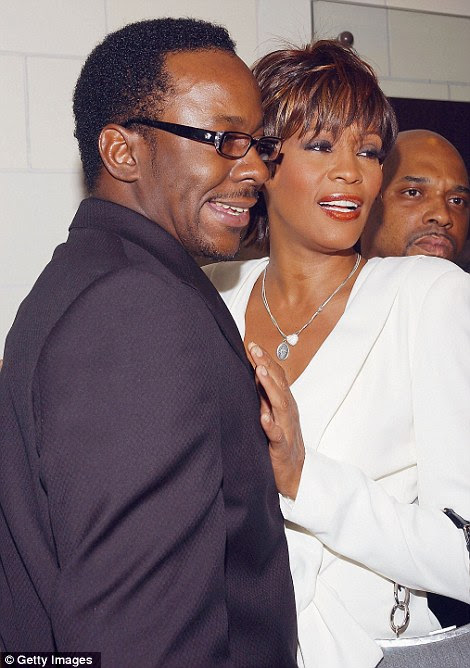 Um romance nasceu: Whitney casou com ex-membro Edição Nova e alma cantor Bobby Brown em 1992