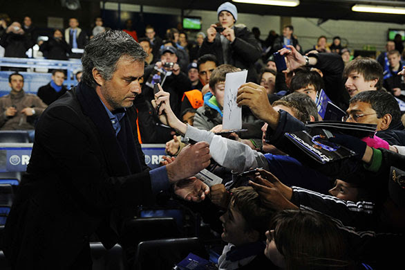 Chelsea v Inter: Jose Mourinho signs autographs