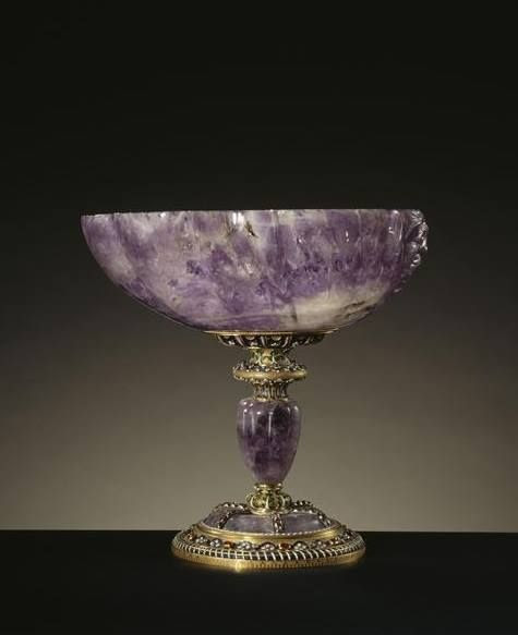 Coupe en améthyste en forme de coquille, achetée par Louis XIV en 1687 – Milan, seconde moitié du XVIe siècle; Monture: or émaillé, rubis, diamants, Paris, vers 1685 - Paris, Musée du Louvre