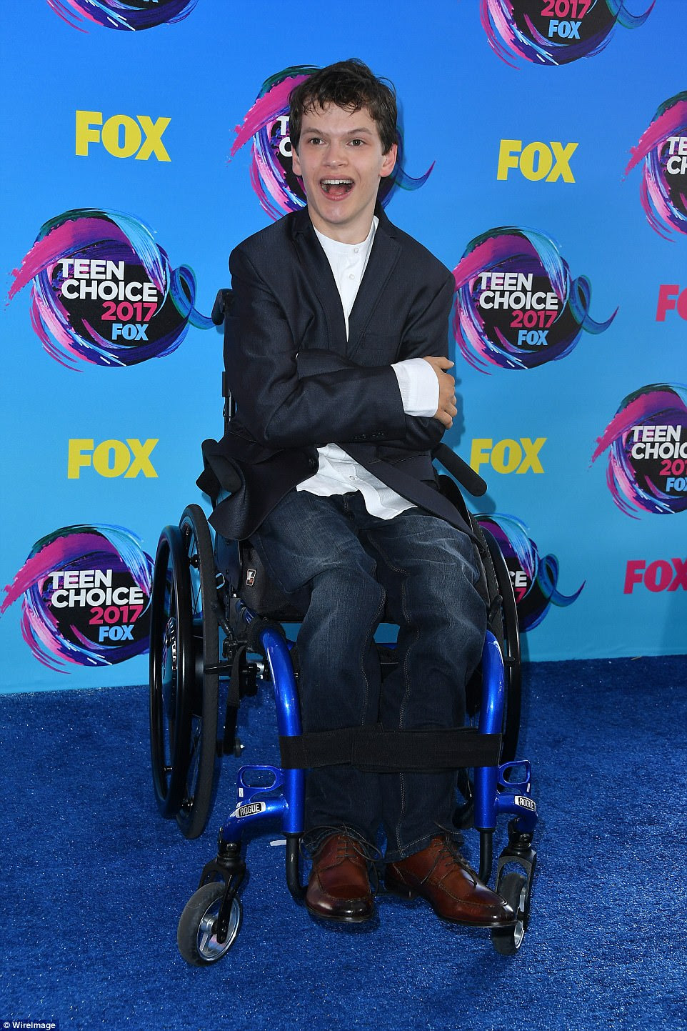 Feliz: o ator Micah Fowler sorriu no tapete azul antes do show de prêmios, que ocorreu no Galen Center em Los Angeles