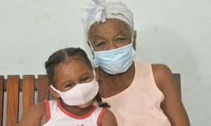 Proteccion contra el coronavirus,abuela y nieta con la protecion del nasabuco.