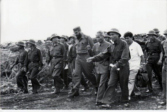Fidel recorre las posiciones vietnamitas en medio de la guerra septiembre de 1973. Foto: Estudios Revolución/Cubadebate