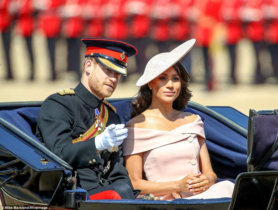Recém-colhidas de seu casamento há três semanas, Meghan e o prÃncipe Harry vão homenagear a rainha hoje na espetacular cerimônia de Trooping The Colour.