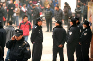 Công an Trung Quốc xuất hiện khắp nơi trên đường phố Bắc Kinh và nhiều thành phố lớn khác.