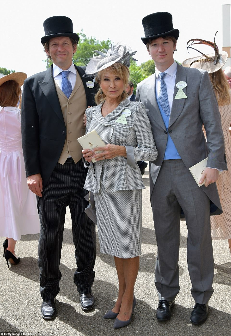 Três de um tipo: Felicity Kendal (C) foi acompanhado por Michael Rudman (L) e Jacob Rudman (R) no evento esportivoÂ