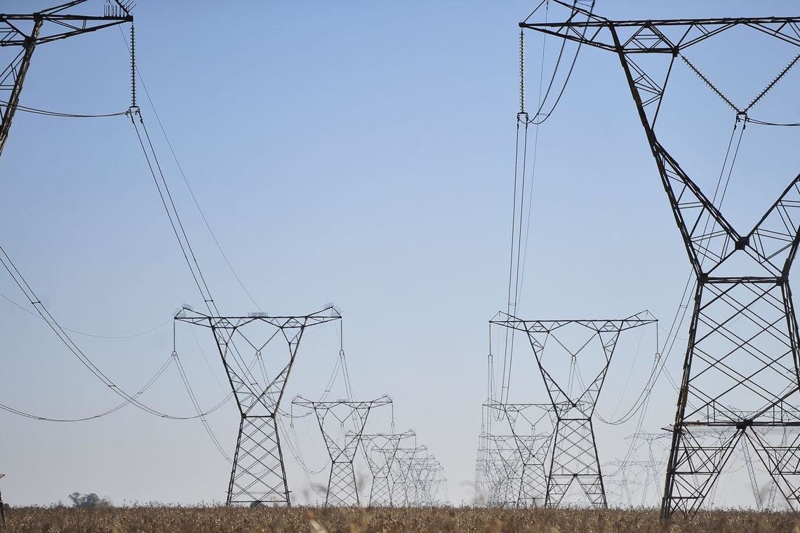 Linhas de transmissão de energia, energia elétrica.
