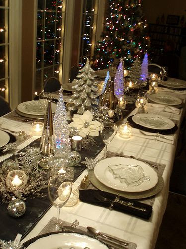 Christmas table...one of the prettiest I've seen !!! This would also be a great table for New Year's Eve!