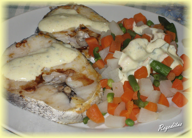 merluza con verduras y salsa de estragón