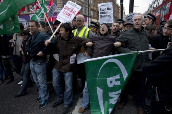 Manifestantes bloquean el tráfico en un sentido de Oxford Street en Londres (Reino Unido) por los despidos de 28 trabajadores de la empresa de transportes. Foto: AP. Manifestantes bloquean el tráfico en un sentido de Oxford Street en Londres (Reino Unido) por los despidos de 28 trabajadores de la empresa de transportes. Foto: AP.º