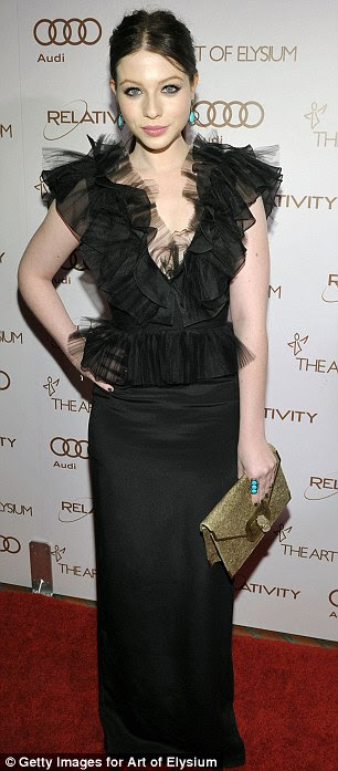 http://i.dailymail.co.uk/i/pix/2012/01/15/article-0-0F76BC4D00000578-646_306x697.jpg