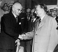 Luigi Einaudi (a sinistra nella foto), secondo presidente della Repubblica (1948), stringe la mano al presidente del Consiglio Alcide De Gasperi. Il premier Dc aveva «candidato » al Quirinale il ministro Carlo Sforza