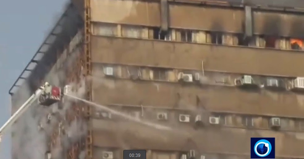 Edifício Plasco desabou após incêndio. (Foto: Reprodução/PressTV)