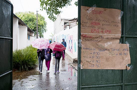 Cartaz no portão da escola Roberto Mange alerta sobre o cancelamento das aulas; falta carteira na unidade