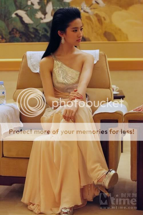 Lưu Diệc Phi ngày càng gợi cảm