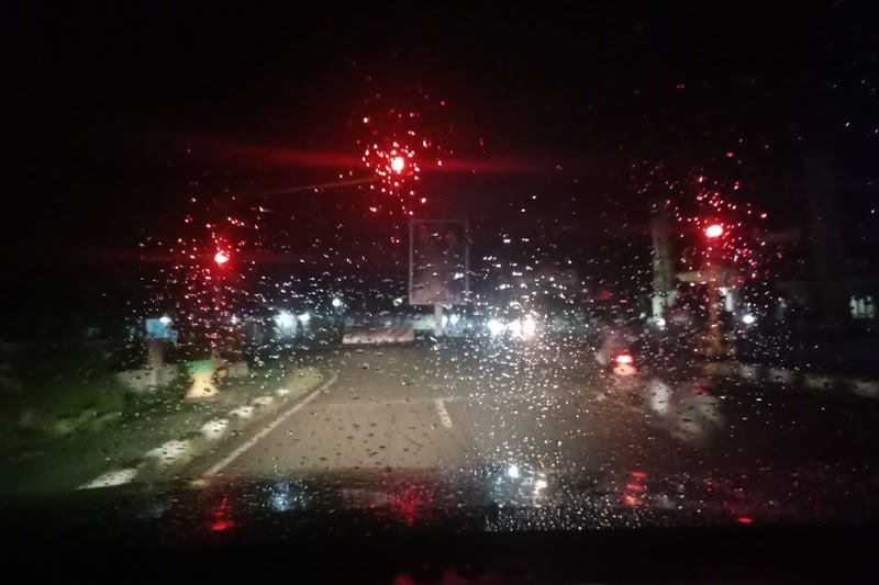 26+ Gambar Hujan Di Kaca Malam Hari Arka Gambar