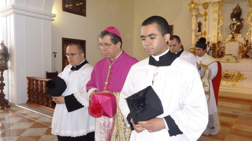 Dom José Aparecido e seminaristas do Instituto do Bom Pastor