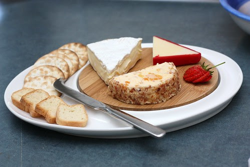 Cheese platter with M&W white basics bamboo