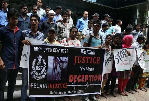 Students form a human chain in front of the Indian high commission at Gulshan in Dhaka, protesting against the verdict in the Felani killing case in India.  Image by Indrajit Ghosh. Copyright Demotix (9/9/2013)