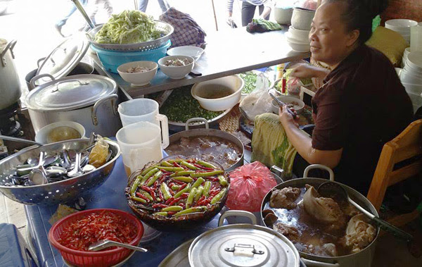 vo-chong-thu-phuong-do-loi-cho-quan-bun-chui-ha-noi-2