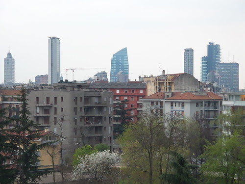 Tre livelli di Milano dalla Periferia by Ylbert Durishti