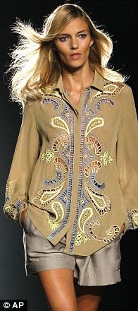 http://i.dailymail.co.uk/i/pix/2011/09/18/article-2038910-0DF7AEF400000578-820_196x440.jpg