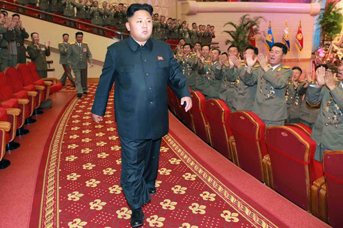 Nhà lãnh đạo Triều Tiên Kim Jong-un được các quan chức quân đội chào đón nhiệt liệt trong một sự kiến. Ảnh: AFP