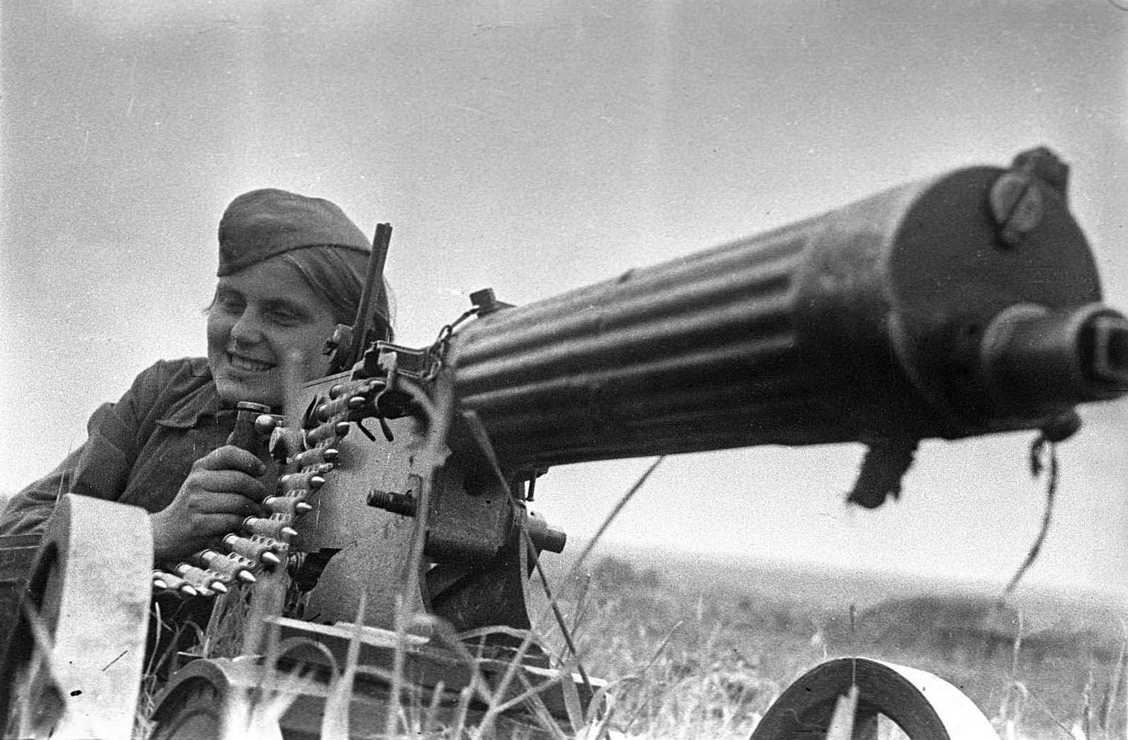 Machine gunner Zina Kozlova, 30 June 1942. Photo: Mikhail Savin (http://waralbum.ru/2698/)