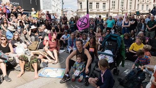 Los manifestantes inconformistas del cambio climático dejaron 120 toneladas de basura en Londres