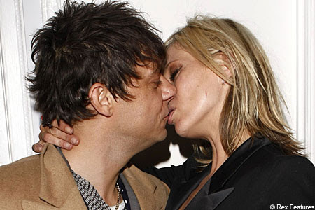 sexy kate moss kissing boyfriend