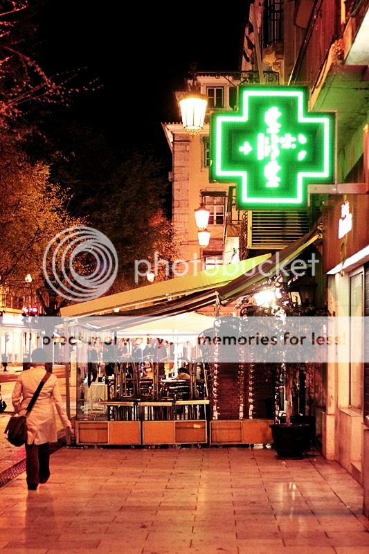 photo LISSABON_BY_NIGHT_NACHTS_TRIP_KURZURLAUB_LISBON_LISBOA_PORTUGAL_GUIDE_STREET_STRASSE_LICHTER_LIGHTS_zpsc9e18fb3.jpg