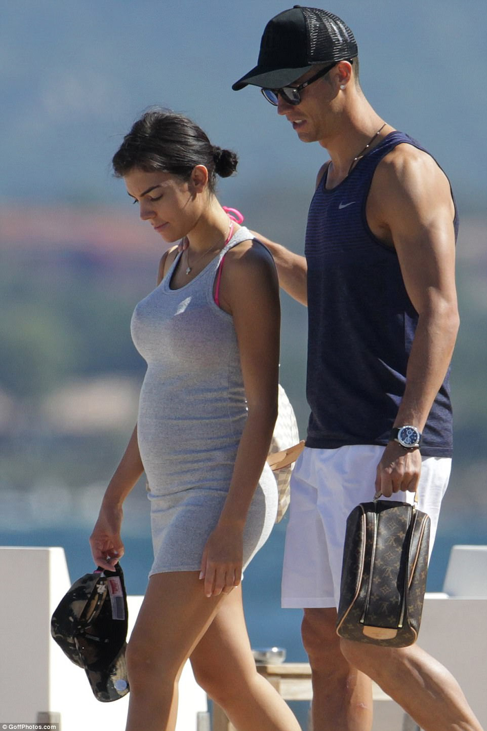 Diversão de férias: Cristiano Ronaldo e sua namorada, Georgina Rodriguez, ficaram maravilhadas umas com as outras enquanto desfrutavam de um dia ensolarado na Córsega nesta semana