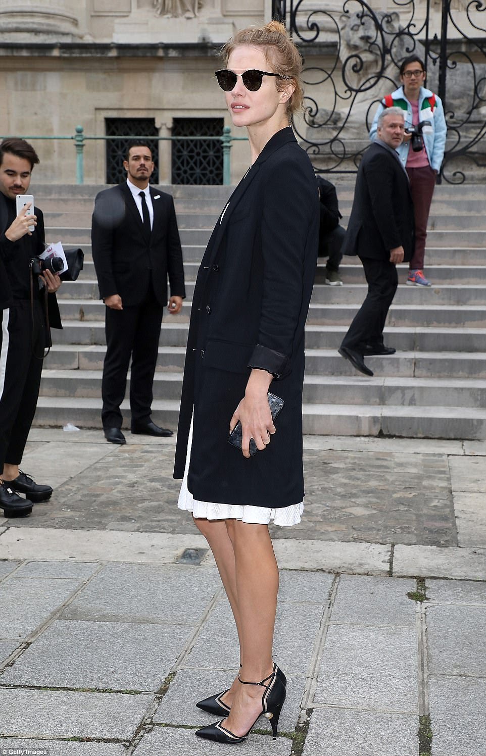 Golpeie uma pose: Natalia Vodianova colocou uma exibição leggy em um sofisticado vestido de chá branco, emparelhado com sapatos de corte retro e um elegante blazer de marinha de linha longa