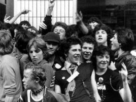 W filmie można posłuchać największych hitów The Clash (fot. National Film Company Limited)