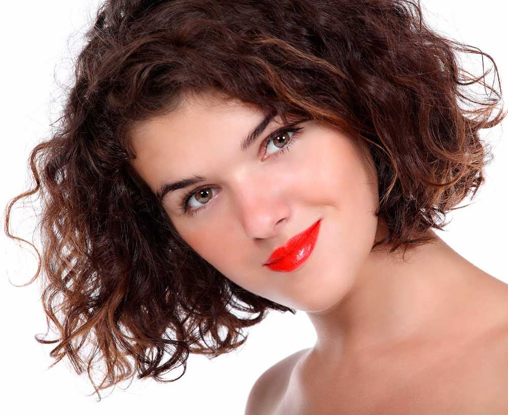 Rusudani Meskhi li Corti Con Capelli Ricci