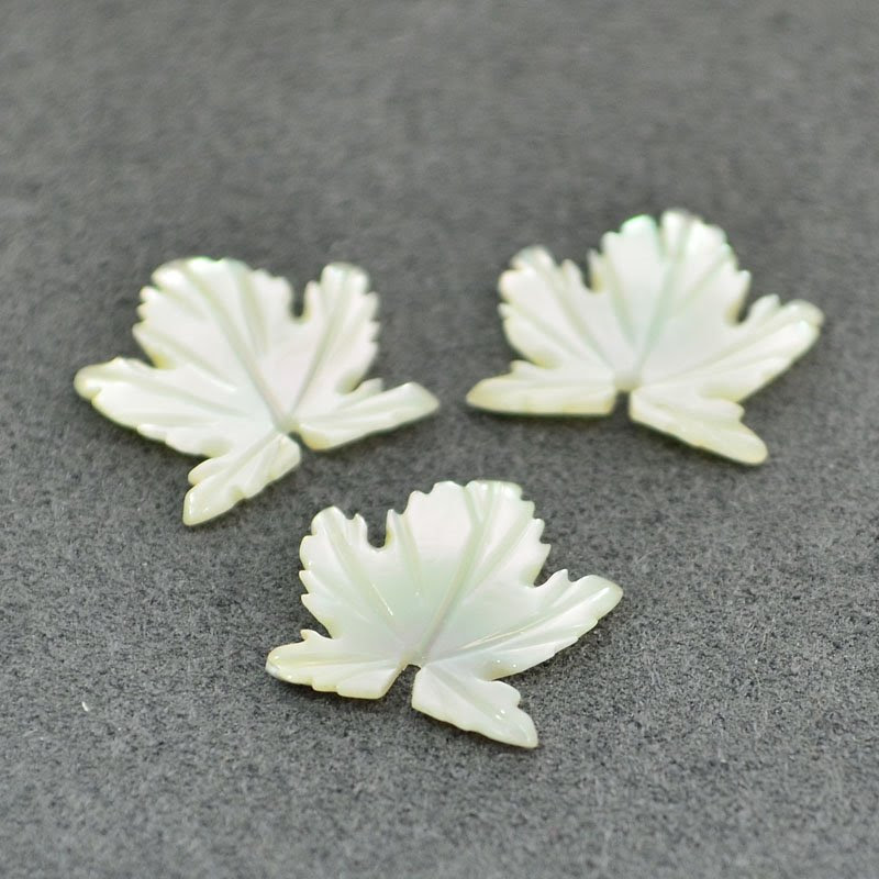 s48092 Mother of Pearl - 12 mm Maple Leaf - Cream (2)