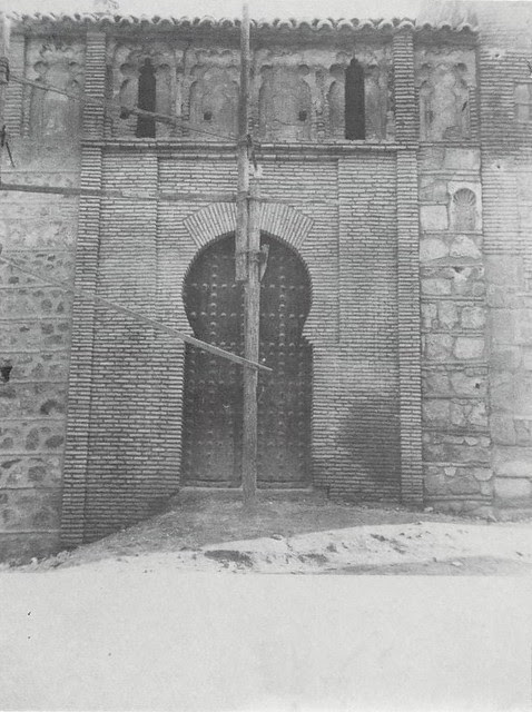 Placa nicho (a la derecha) visigótica aparecida en la restauración de la Iglesia de San Andrés en 1975