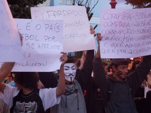 Protesto reúne estudantes em Pindamonhangaba. (Foto: Suellen Fernandes/G1) Protesto reúne estudantes em Pindamonhangaba. (Foto: Suellen Fernandes/G1)
