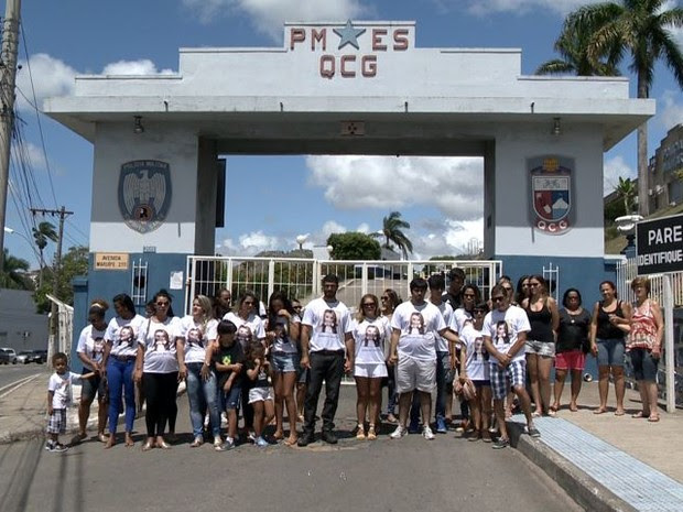 Amigos e familiares se reuniram em frente ao Quartel da Polícia Militar (Foto: Reprodução/ TV Gazeta)
