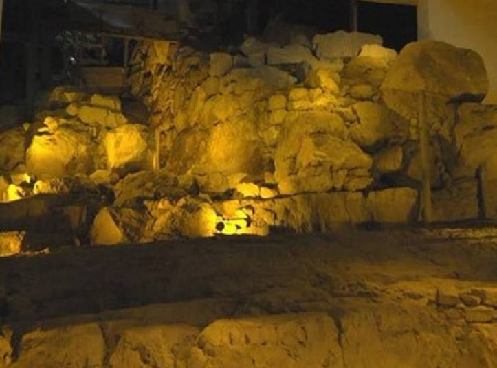 A Cidade da Primavera foi construída para salvar e proteger a água da cidade de inimigos que tentavam dominá-la. Também era usada para proteger os cidadãos que iam até lá buscar água no caminho de volta para suas casas A Cidade da Primavera foi construída para salvar e proteger a água da cidade de inimigos que tentavam dominá-la. Também era usada para proteger os cidadãos que iam até lá buscar água no caminho de volta para suas casas