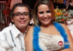O jornalista Eduardo Ribeiro Carvalho e sua esposa. Foto: Facebook / Reprodução