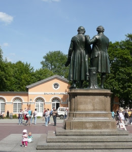 De vrienden Schiller en Goethe tegenover het Bauhausmuseum