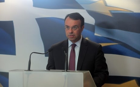 Υπέρ της άμεσης μείωσης φόρου στο πετρέλαιο θέρμανσης τάχθηκε ο αναπληρωτής υπουργός Οικονομικών, Χρήστος Σταϊκούρας, τονίζοντας ότι απέτυχε ως μέτρο. Δηλώνει μάλιστα πως πρέπει να αναθεωρηθούν και να τροποποιηθούν όλες οι πολιτικές εκείνες που αποδείχτηκαν αναποτελεσματικές σε οικονομικό επίπεδο αλλά και άδικες κοινωνικά. Το χαρακτηρίζει δε θέμα "προς άμεση αντιμετώπιση". "Η εμμονή απέναντι σε μέτρα που δεν αποδίδουν δεν αποτελεί ένδειξη σοφίας" δηλώνει ο κ. Σταϊκούρας στην εφημερίδα Real News. Είπε επίσης ότι θα πρέπει να υπάρξει σταδιακή μείωση στη φορολογική επιβάρυνση των πολιτών μέσω της επίτευξης των δημοσιονομικών στόχων και της καταπολέμησης της φοροδιαφυγής. Τόνισε ακόμη πως "από το 2013 η χώρα έχει μπει σε περίοδο πρωτογενών πλεονασμάτων που φαίνονται διατηρήσιμα" και εκτίμησε πως θα μηδενιστεί το δημοσιονομικό κενό του 1 δισ. περίπου που υπολογίζεται ότι θα υπάρχει το 2015. Ακόμη, ο αναπληρωτής ΥΠΟΙΚ, δήλωσε αντίθετος σε επιλεκτικές αυξήσεις μισθών και άφησε αιχμές κατά των δικαστικών και των ένστολων για "μαξιμαλιστικές απαιτήσεις και ασύμμετρες εξαιρέσεις". Αναφορικά με την έκτακτη εισφορά, εκτίμησε πως πιθανόν θα χρειαστεί παράταση της αλλά τόνισε ότι το μέτρο θα αξιολογηθεί και πάλι κατά την κατάρτιση του προϋπολογισμού.